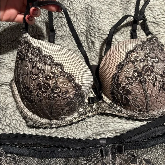 Victoria's Secret Black and Cream Lace Bra Set - Picture 3 of 7